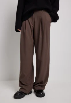 NA-KD Mid Waisted Oversized Trousers - Trousers - Brown