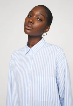 SAMSØE SAMSØE Luana - Button-Down Blouse - Dusty Blue -Esprid Shop a31b1b13ac4d448089c92411c38ffde0 scaled