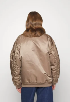 Alpha Industries Core - Bomber Jacket - Taupe -Esprid Shop a6f505c470ba41b2873a00179c3a6f18 scaled