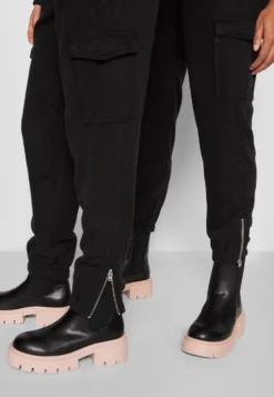 Guess Bowie- Trousers - Schwarz 11 Guess Bowie- Trousers - Schwarz -Esprid Shop a7ecf8ead6274af0a2659438f6d7af37 scaled