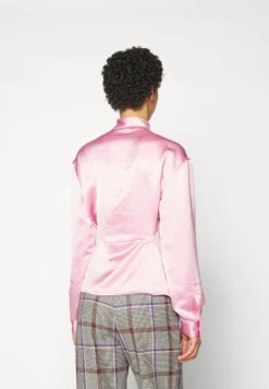 Victoria Beckham Scarf Neck Blouse - Button-Down Blouse - Rose -Esprid Shop ada5330aec9845d19737db95076c7a87 scaled