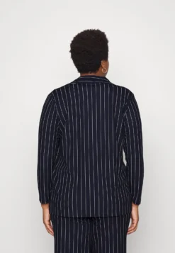 ONLY CARMAKOMA Carsania- Blazer - Night Sky Stripes/Cloud Dancer 8 ONLY CARMAKOMA Carsania- Blazer - Night Sky Stripes/Cloud Dancer -Esprid Shop b19db28211e04171bc746a7d47181655 scaled