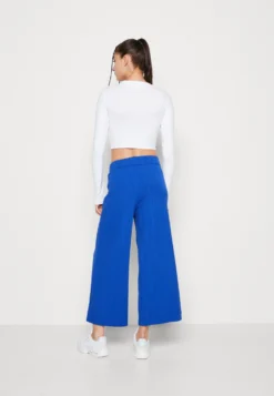 Monki Trousers - Bright Blue -Esprid Shop b3e5e85b1b364deda46f9ef7a5f6143f scaled