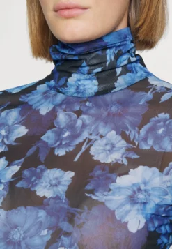 Alice + Olivia Delaina- Long Sleeved Top - Dream Royalty -Esprid Shop c0364559d76f426b93521606377f394d scaled