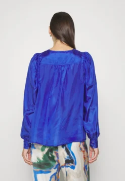 MUNTHE Drive - Blouse 22 MUNTHE Drive - Blouse -Esprid Shop c130f125184b4d2981f0d3fa949f727b scaled