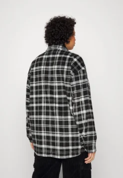 Tommy Jeans Curve Check Overshirt - Button-Down Blouse - Black -Esprid Shop c2188ead197b4d7b874f597abcee86b3 scaled