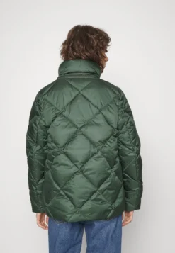Marc O'Polo Diamond Quilting Detachable Hood Welt Poc - Down Jacket - Pine Forest -Esprid Shop c555976b79dd461d9a5e454de9c6b9b3 scaled