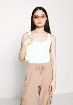 Noisy May Petite Pant Petite - Cargo Trousers -Esprid Shop c589263db4984381834539d400608252 scaled