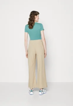 Abercrombie & Fitch Pleated Ultra Wide Leg - Trousers - Cobblestone -Esprid Shop cf292707f7434600b7eef89de07c431c scaled