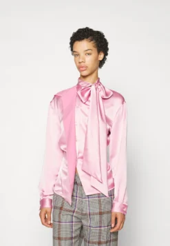 Victoria Beckham Scarf Neck Blouse - Button-Down Blouse - Rose -Esprid Shop cf818fc8e23840acab187e0ab91da37d scaled