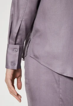 Calvin Klein Pocket Shirt - Button-Down Blouse - Purple Calla -Esprid Shop d1ab243b193b470dbe53019e08296496 scaled