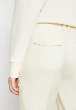 Gant Fluid Pants - Cargo Trousers - Cream 9 Gant Fluid Pants - Cargo Trousers - Cream -Esprid Shop d636dbaca4a74511b72cf662aa0badb2 scaled