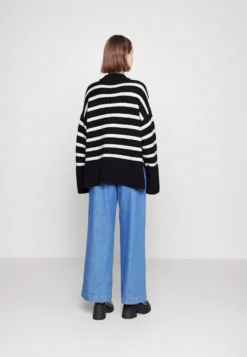 SAMSØE SAMSØE Raili Crew Neck - Jumper - Black -Esprid Shop d81303a8d65a4c66b6dd8490175bc40e scaled