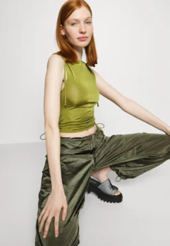 Iets Frans... Shiny Baggy Tech - Trousers -Esprid Shop d8cf8d45e579489194d2dda44b4a3932 scaled