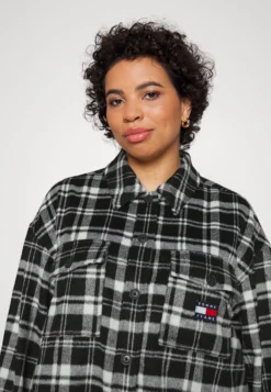 Tommy Jeans Curve Check Overshirt - Button-Down Blouse - Black -Esprid Shop d9a0e349287b4ed4ade53cf7f7c5273a scaled