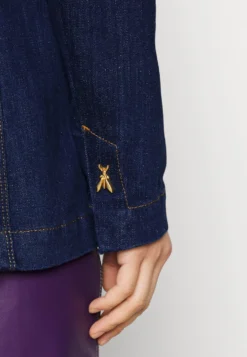 Patrizia Pepe Giacca Jacket - Blazer - Rinse Blue Denim -Esprid Shop da08e1835c774469932a56e381d9f160 scaled