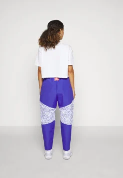 Nike Sportswear Pant - Tracksuit Bottoms - Lapis/Gold -Esprid Shop e7cb5869aada43bfac1fa0f7dacee6b2 scaled