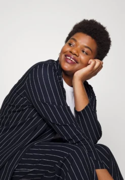 ONLY CARMAKOMA Carsania- Blazer - Night Sky Stripes/Cloud Dancer 9 ONLY CARMAKOMA Carsania- Blazer - Night Sky Stripes/Cloud Dancer -Esprid Shop ec020edabd3a4bf48f18a0715db799b6 scaled