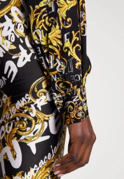 Print Logo Couture - Blouse - Black/Gold -Esprid Shop efc6ee9fd550479a861330bbbe636a1e scaled