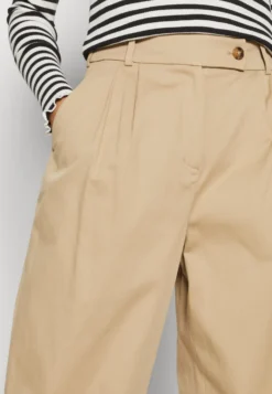 Gant Relaxed - Trousers - Dark Khaki -Esprid Shop f1f744a17f6e436eba952ca570303c01 scaled