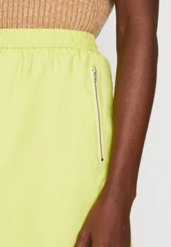 SAMSØE SAMSØE Lua Skirt - Mini Skirt - Acid Green -Esprid Shop f1f89b79421e4224905879f3f06ebfcd scaled