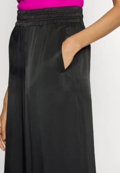 DRYKORN Ceiling - Trousers - Black 9 DRYKORN Ceiling - Trousers - Black -Esprid Shop f6b3f94a03764ff7b8e364f290e647ce scaled