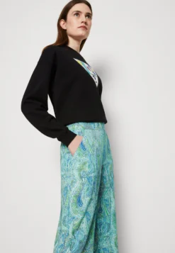 Emily Van Den Bergh Pants - Trousers - Green/Blue Paisley -Esprid Shop fb082713cab94aafaa5a03af09a6fbfa scaled