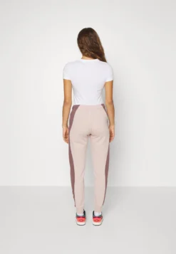 Nike Sportswear Air - Tracksuit Bottoms - Fossil Stone/Plum Eclipse -Esprid Shop fdb5847ff81249e6839e47c86cdf2fd6 scaled