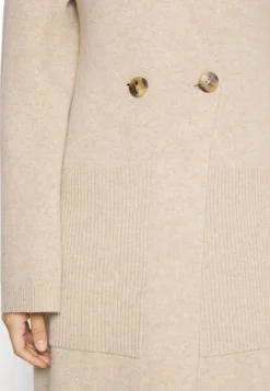 By Malene Birger Carlyn - Cardigan - Twill Beige -Esprid Shop ff5644bf96744aabb9b2a463fe6b455e scaled