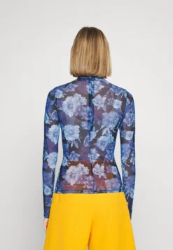 Alice + Olivia Delaina- Long Sleeved Top - Dream Royalty -Esprid Shop fffa1d4908a74576bbeb40c3c8abd237 scaled